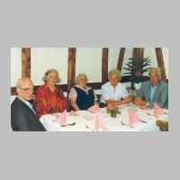 104-1086 Heimattreffen 1994 in Seesen. Frieda Bischoff, Lotte Oschlies und Alice Sachs an einem Tisch mit ihren Maennern.jpg